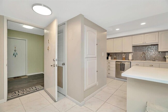 Building Photo - 7400 Sun Island Dr S