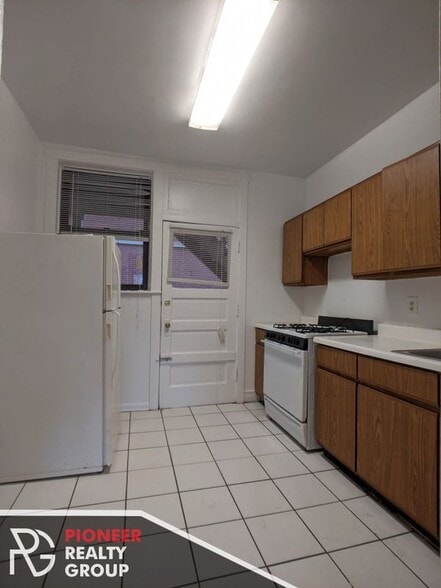 Building Photo - 813 W Waveland Ave