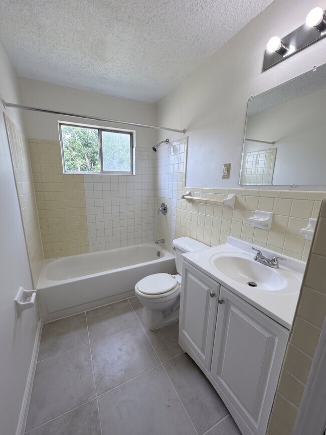 Building Photo - 176 Hillview Ave