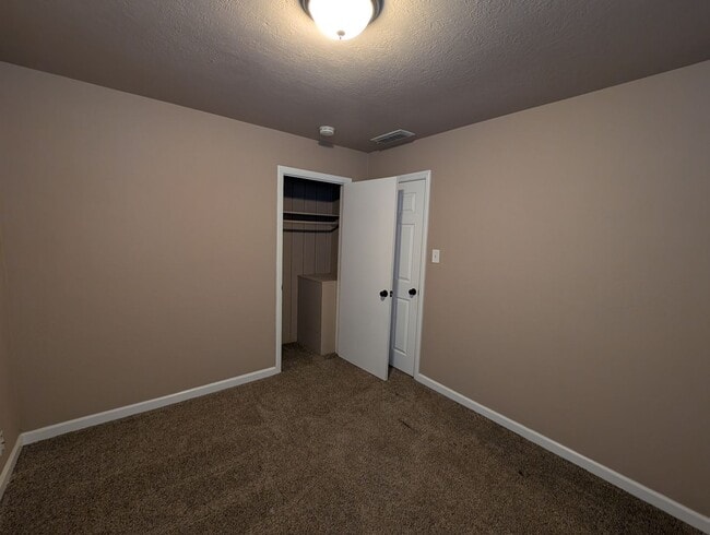 Building Photo - 3 Bedroom House in Shasta Lake, Fridge, Wa...