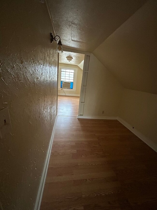 Building Photo - 4 bedroom and 1.5 bathroom