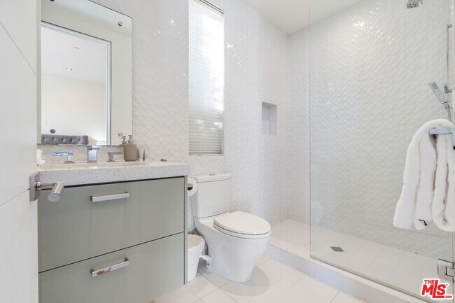 Building Photo - 833 N Orange Grove Ave