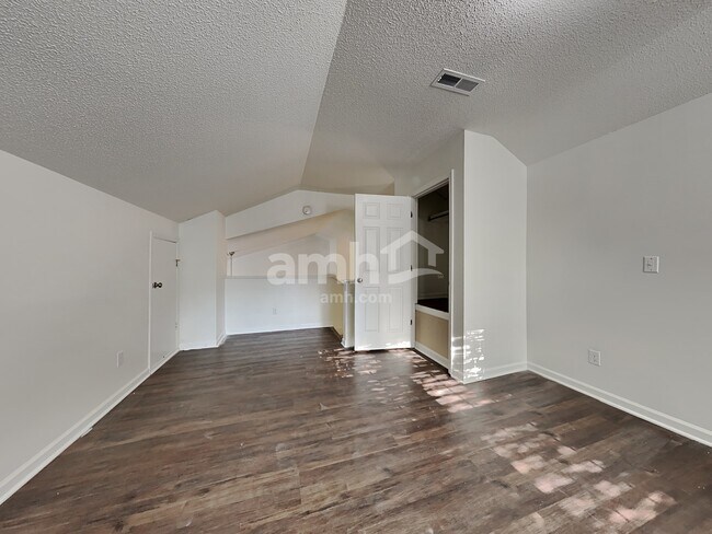 Building Photo - 2210 Sawmill Trace Ln