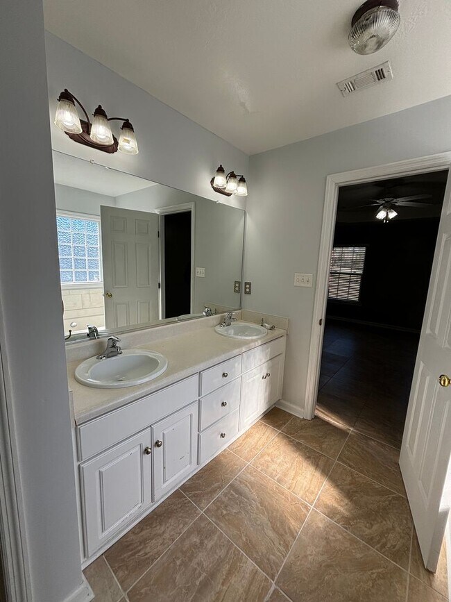 Building Photo - 2026 Lake Forest Dr