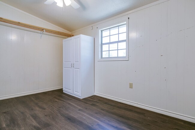 Building Photo - NOW AVAILABLE!!! Updated 2 bedroom 1 bath ...
