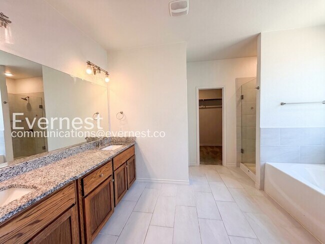Building Photo - Limited Time Special Offer / 4 Bed, 3 Bath Home with Garage / Pet-Friendly / Vouchers Accepted / ...