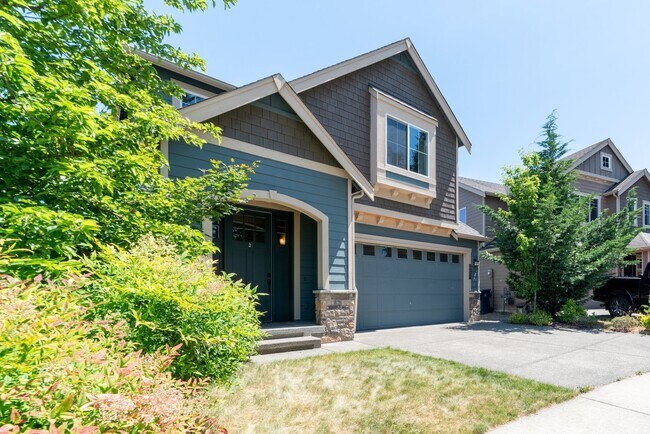 Building Photo - Large and Luxurious 2013 Built Home!