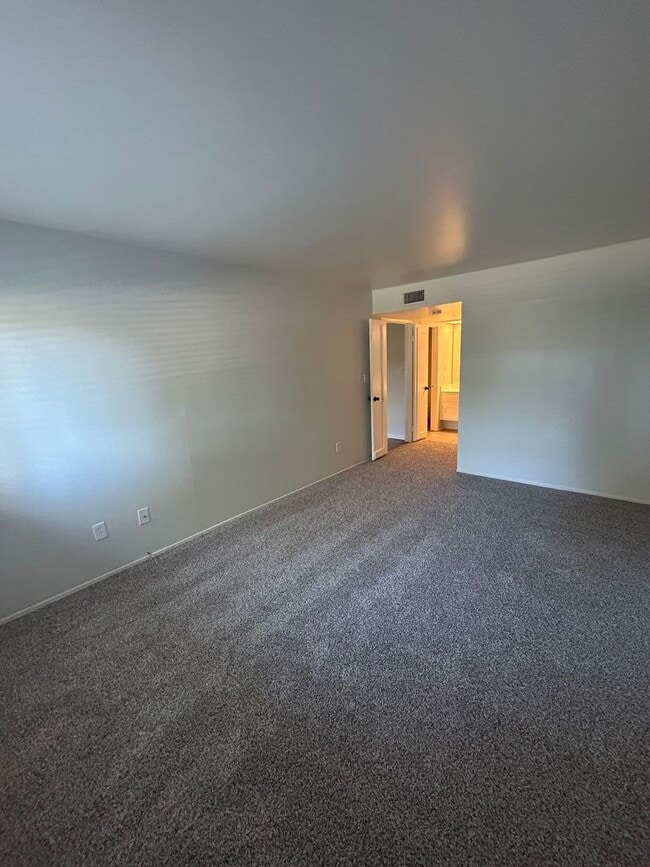 Building Photo - Spacious and lovely 2 bedroom 2 bath Condo...