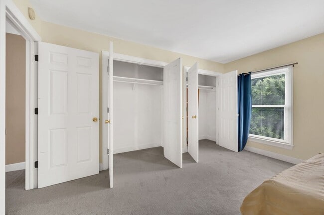 Building Photo - Awesome 2BE/2.5BA condo in Green Hills!