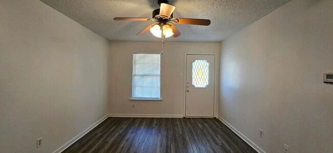 Building Photo - 2 Bedroom 1 Bath Close to Everything! Long...