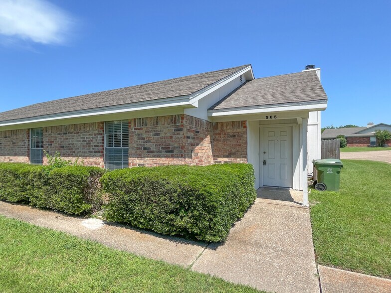 Building Photo - 505 N Old Temple Rd