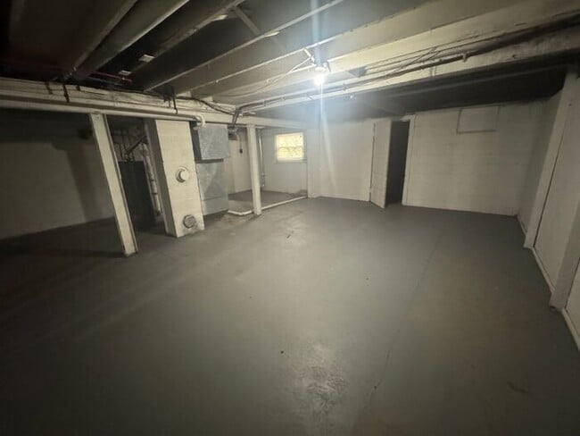 Building Photo - 4 Bed/2 Bath Ranch