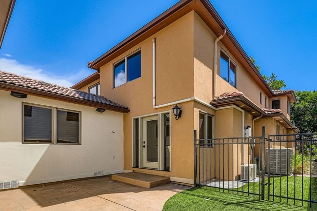 Building Photo - Spacious 4BR Townhome in Denver