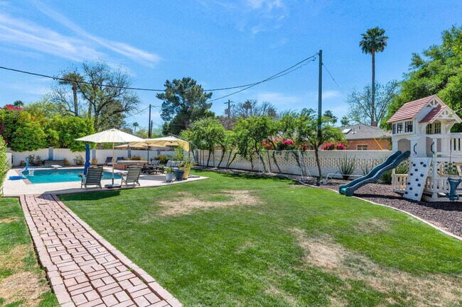 Building Photo - 1021 W Encanto Blvd