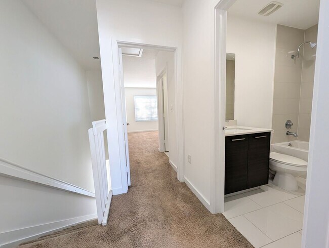 Building Photo - Gorgeous 2BR/2.5BA Townhouse in Gated Community – Lauderhill