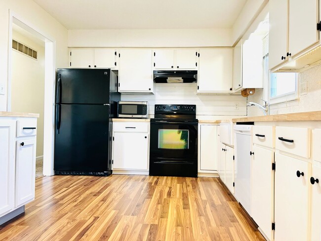 Building Photo - MOVE IN SPECIAL - 1/2 Off Move in Rent