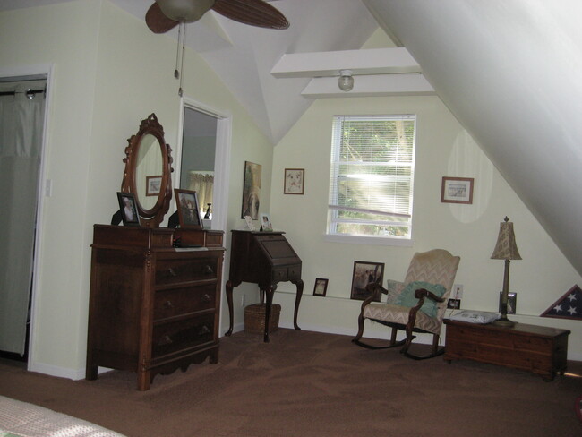 Section in bedroom - 912 Ridgeway Ave