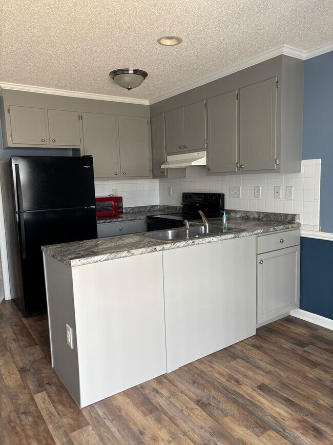 Building Photo - 2330 Vineyard Dr
