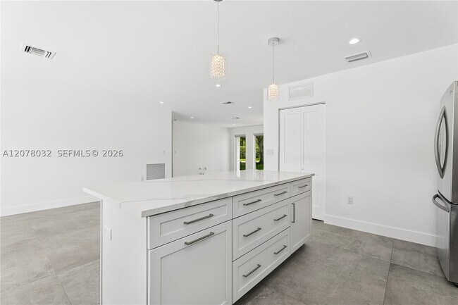 Building Photo - 6099 SW 38th St