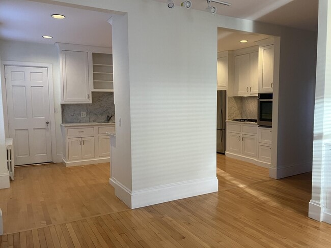 Building Photo - 322 Spring St