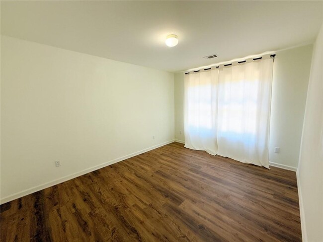 Building Photo - 3730 Longlake Dr