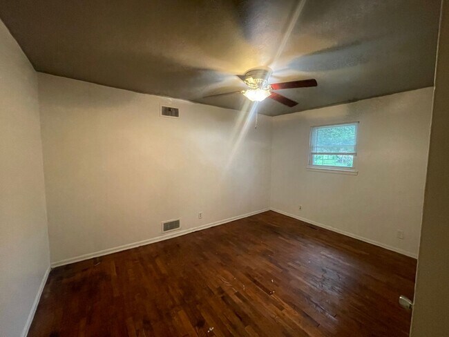 Building Photo - Affordable 3-Bedroom Duplex in Prime Springfield Location!