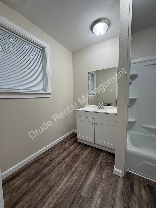 Building Photo - 105 N Ruland St