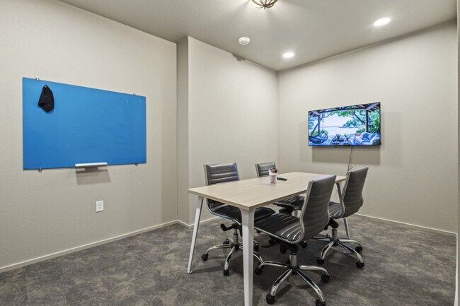 Building Photo - 601 W 9th St