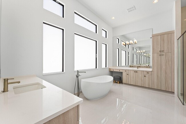 Building Photo - 8330 Essex Country Clb Dr