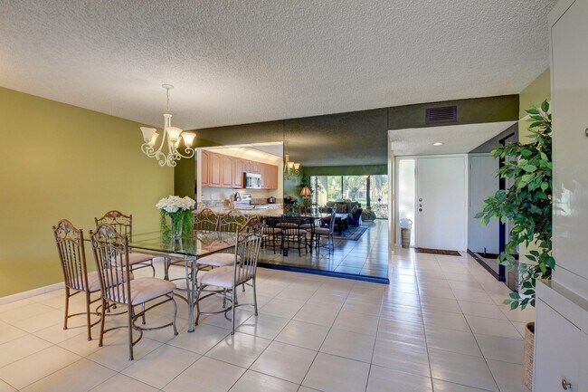 Building Photo - 5673 Fairway Park Dr