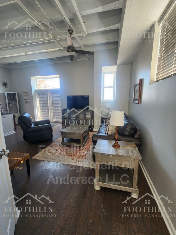 Building Photo - 210-216 N Main St