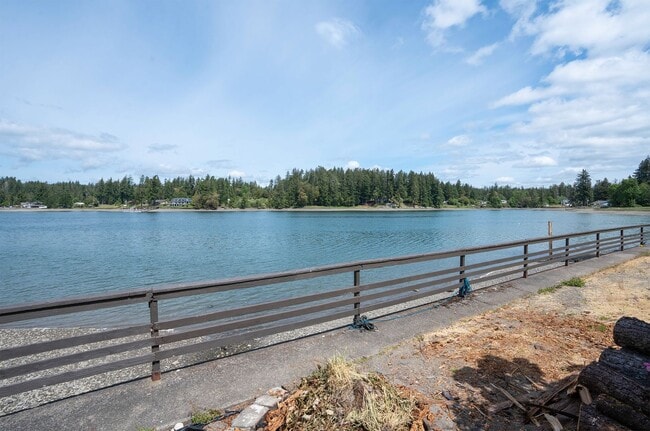 Building Photo - 3-Bed Waterfront Home in Vaughn