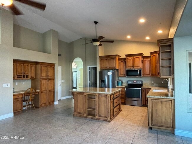 Building Photo - 9411 S Palm Dr