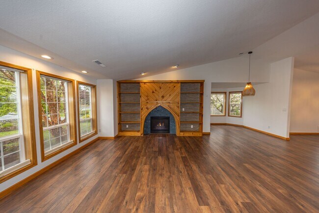 Building Photo - One Level Home - Three Bedroom + Bonus with AC / Beautiful Yard!