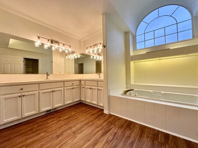 Building Photo - Large Three Bedroom Home in the Cinnamonwood Estates