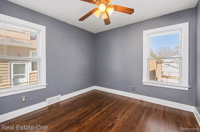 Building Photo - 1105 E Fifth St