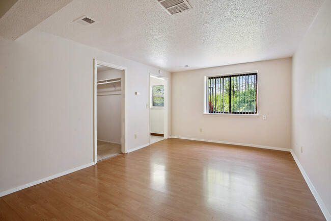 Building Photo - 4651 NE Antioch Rd