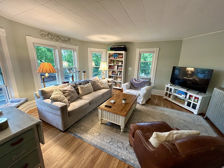 huge living room - 617 Delles Rd