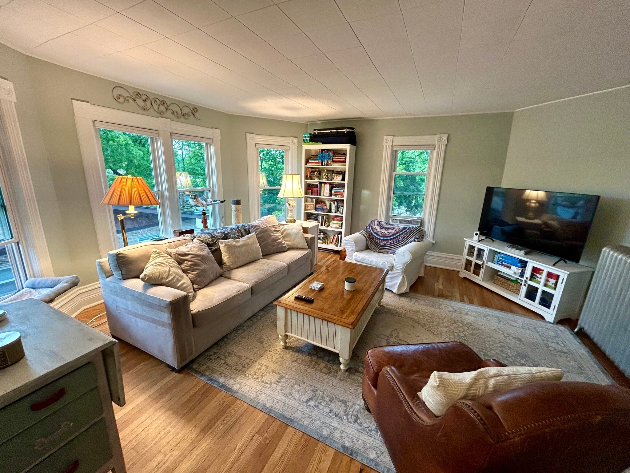 huge living room - 617 Delles Rd
