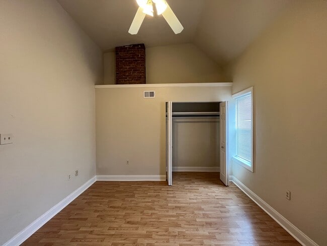 Building Photo - 350 Ophelia St