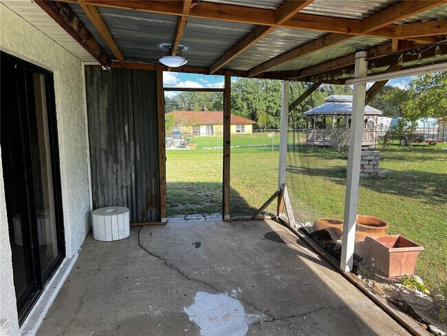 Building Photo - 304 Oak Ln Track