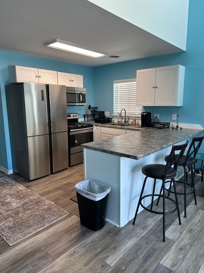 Building Photo - Fully furnished condo minutes from the beach!
