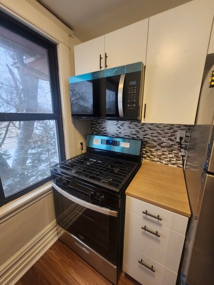 Building Photo - 796 Larpenteur Ave W