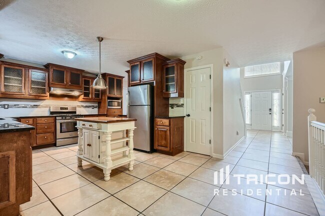 Building Photo - 713 Forestglen Dr
