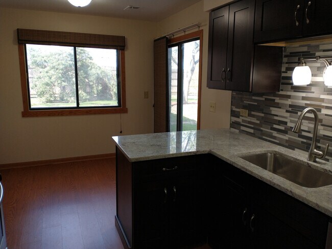 Building Photo - 900 Surrey Dr