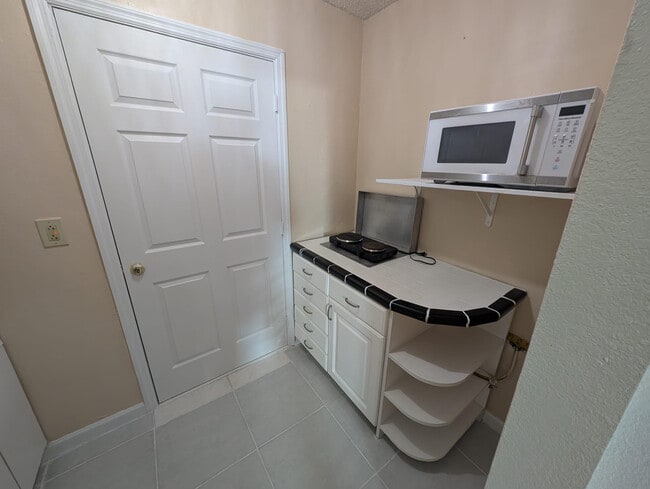 Building Photo - 2817 Dolphin Dr