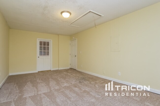 Building Photo - 3276 Lancer Dr