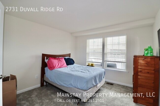 Building Photo - 2 Bedroom Plus DEN End Unit Townhome W Gar...