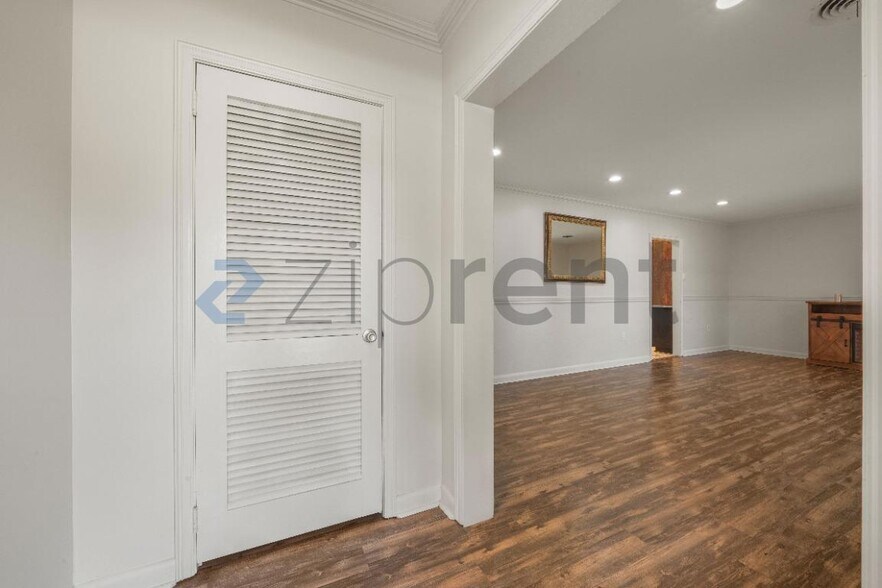 Building Photo - Unit