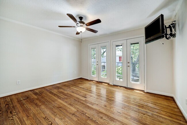 Building Photo - Large Townhome in River Oaks